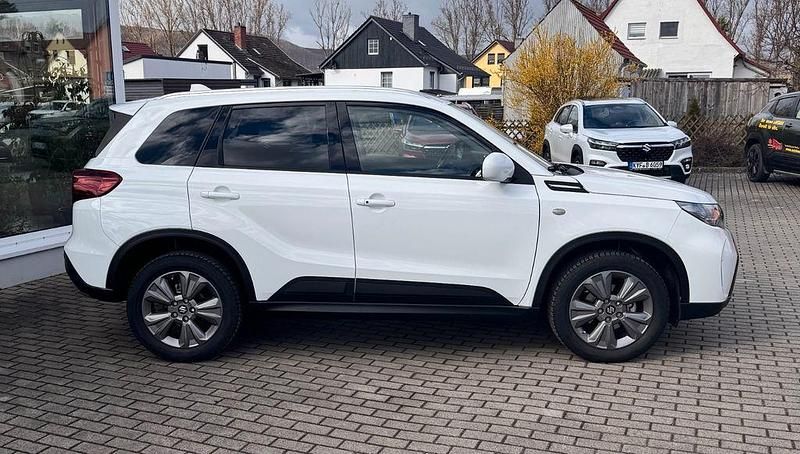 Gebraucht Suzuki Vitara Comfort 102 PS (75 kW) 2024 Weiß SUV
