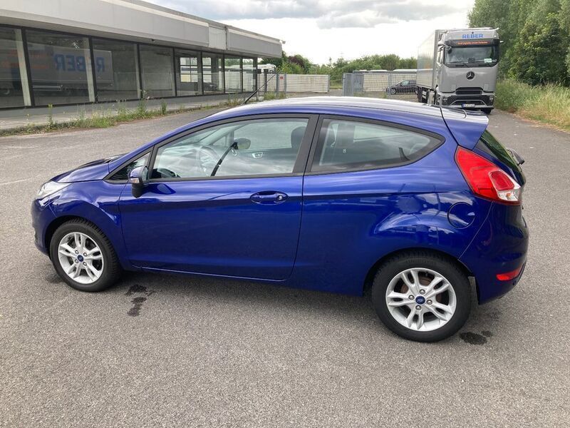 Blau Gebraucht 2017 Ford Fiesta Celebration Kleinwagen | 6.250 € (Fairer Preis) - Bild 1/4