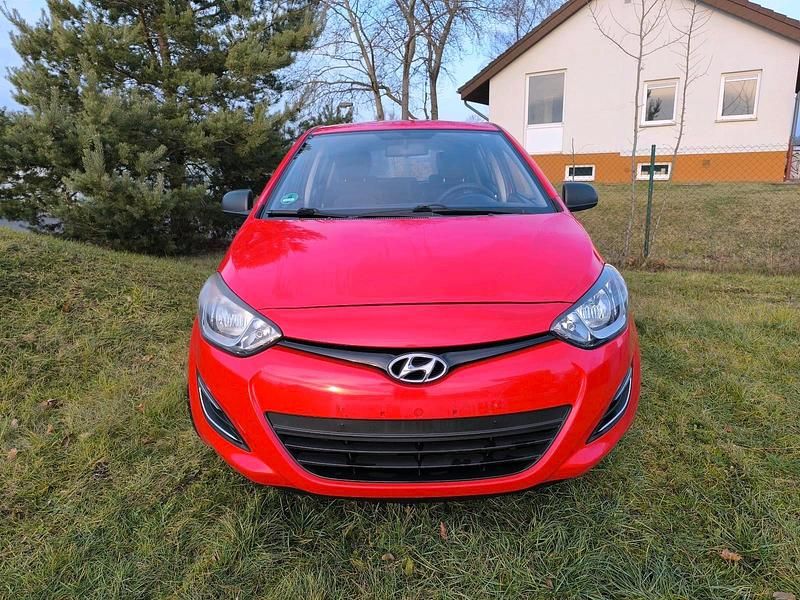 Rot Gebraucht 2013 Hyundai i20 Classic Limousine | 1.900 € (Guter Preis) - Bild 1/4