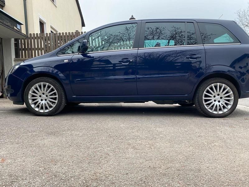 Blau Gebraucht 2011 Opel Zafira Van / Kleinbus | 4.999 € - Bild 1/4