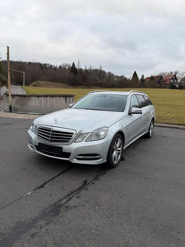 Silber Gebraucht 2011 Mercedes E250 Kombi | 13.900 € (Etwas zu teuer) - Bild 1/4
