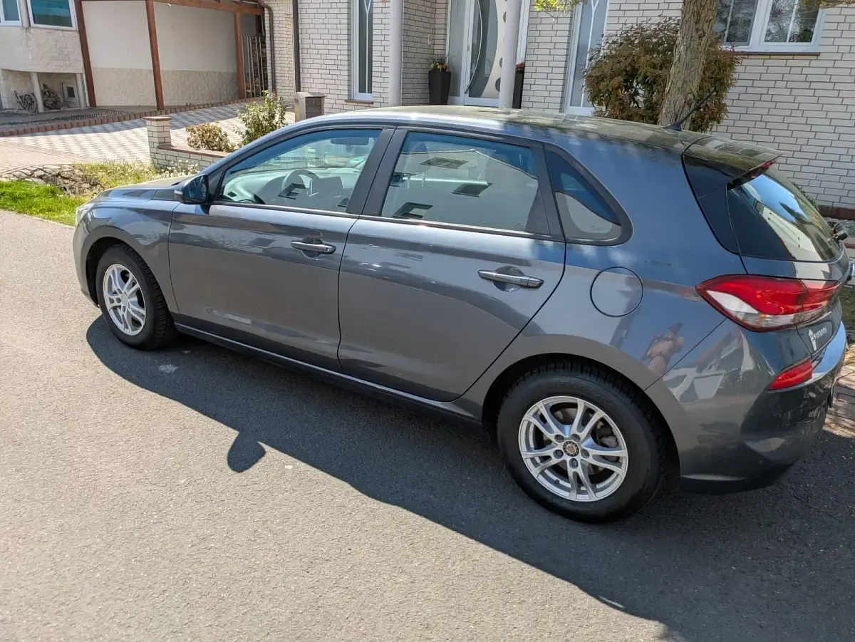 Second-hand Hyundai i30 Select 120 CP (88 kW) 2017 Negru Berlinǎ