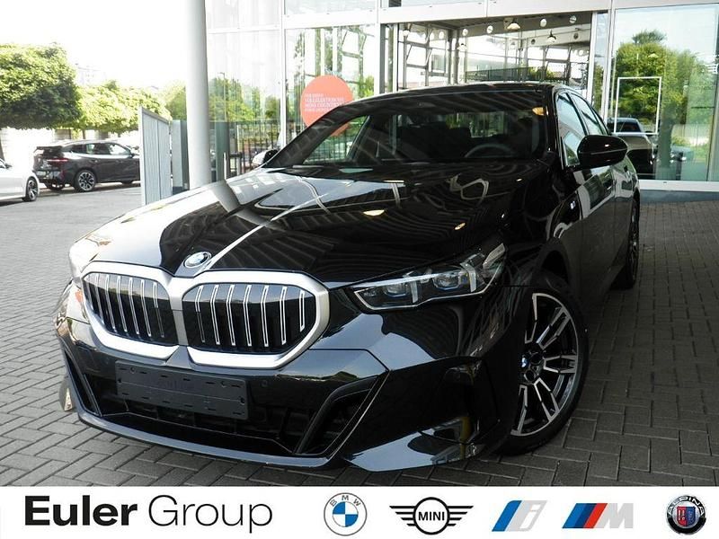 Black sapphire metallic Gebraucht 2025 BMW 520 Performance Limousine | 61.999 € (Fairer Preis) - Bild 1/3