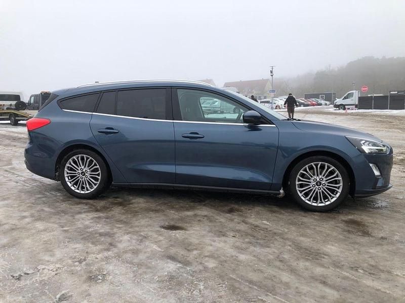 Używany Ford Focus Titanium 150 KM (110 kW) 2020 Niebieski Sedan/Limuzyna