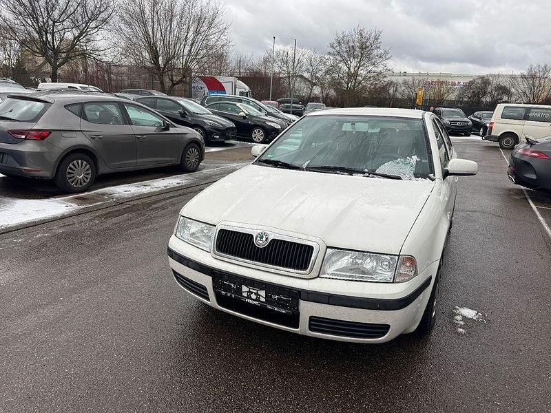 Weiß Gebraucht 2008 Skoda Octavia Tour Limousine | 2.599 € (Guter Preis) - Bild 1/4