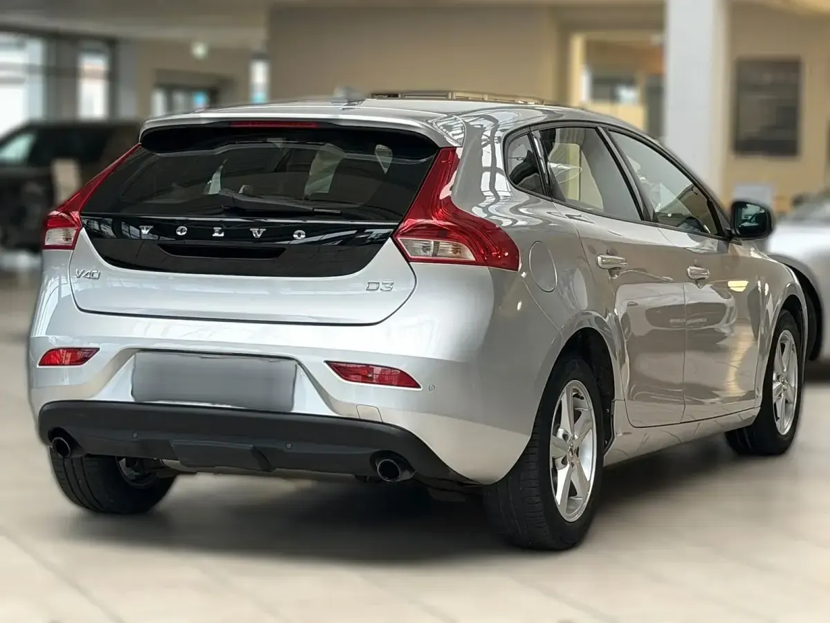 Gebraucht Volvo V40 Kinetic 150 PS (110 kW) 2017 Silber metallic