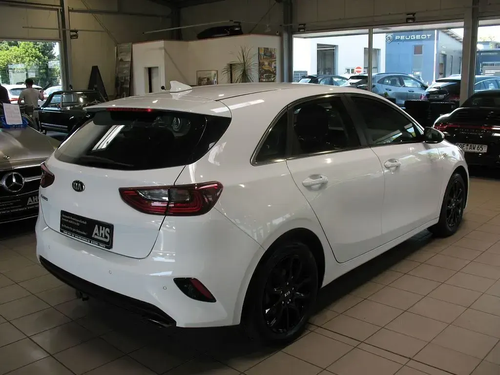 Gebraucht Kia Ceed Vision 140 PS (102 kW) 2020 Casa white Kleinwagen