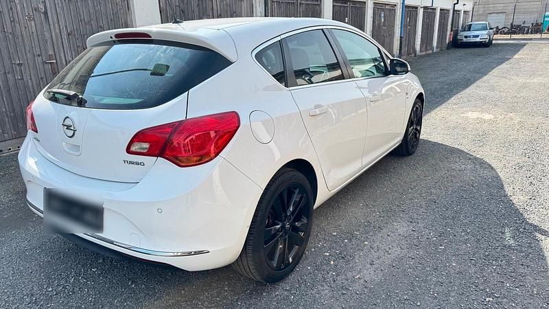 Gebraucht Opel Astra 140 PS (102 kW) 2014 Weiß Limousine