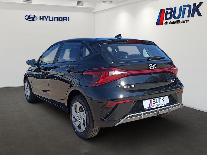 Neu Hyundai i20 Trend 101 PS (74 kW) 2025 Aurora grey Limousine