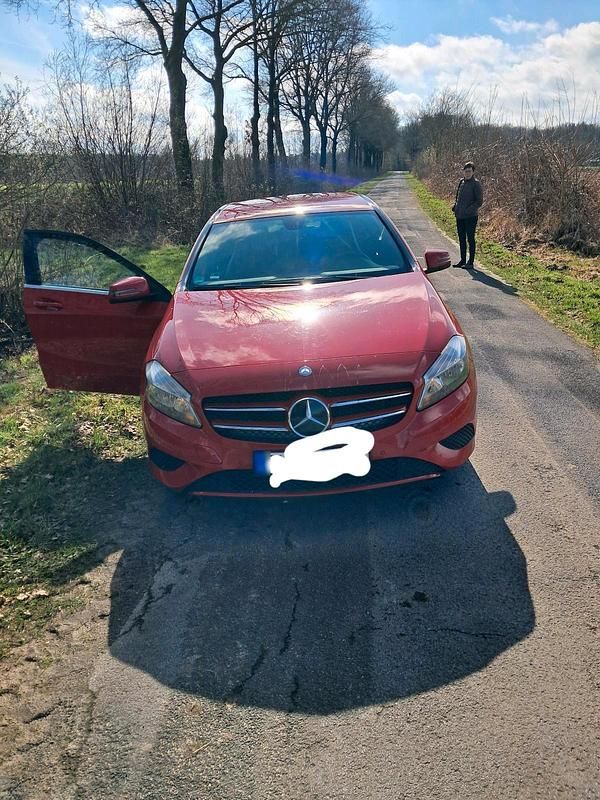 Gebraucht Mercedes A180 122 PS (89 kW) 2013 Rot Limousine