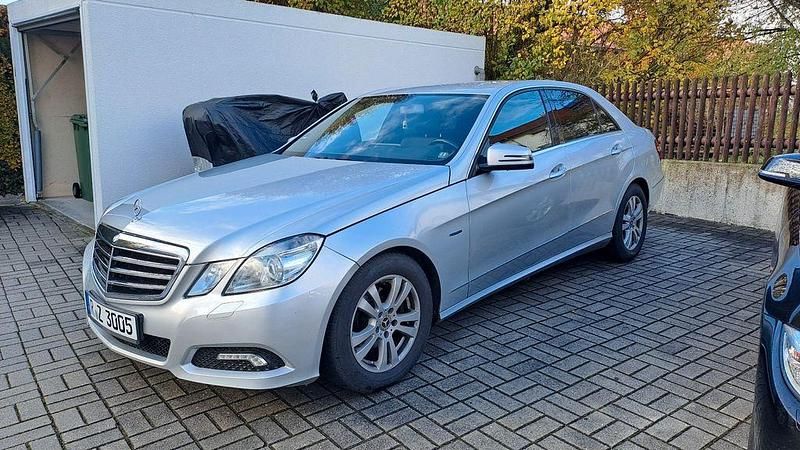 Silber Gebraucht 2011 Mercedes E220 Avantgarde Limousine | 9.300 € (Fairer Preis) - Bild 1/4