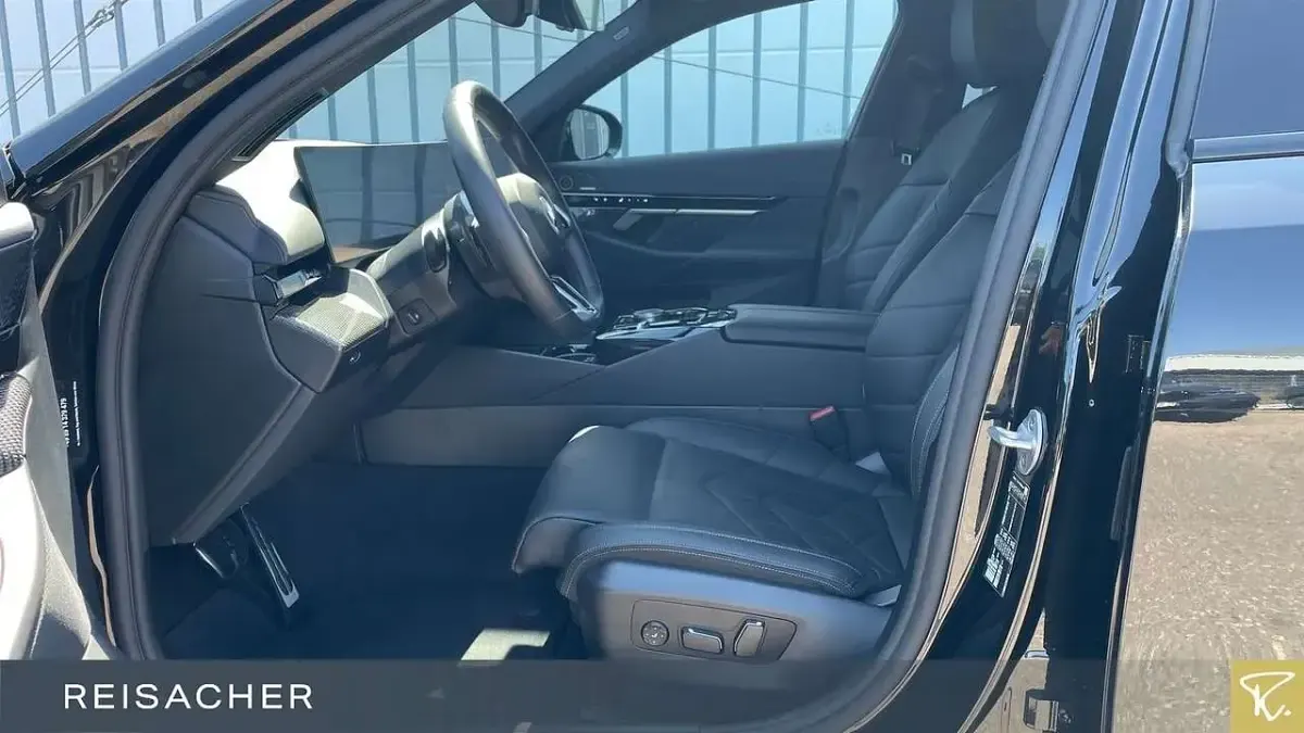 Gebraucht BMW 520 M Sport 194 PS (142 kW) 2025 Saphirschwarz metallic Limousine