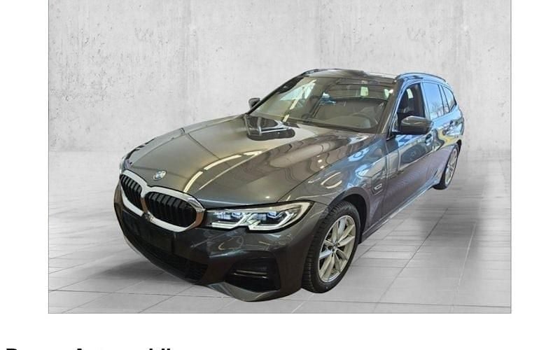 Grau Gebraucht 2022 BMW 320e M Sport Kombi | 27.490 € (Superpreis) - Bild 1/4
