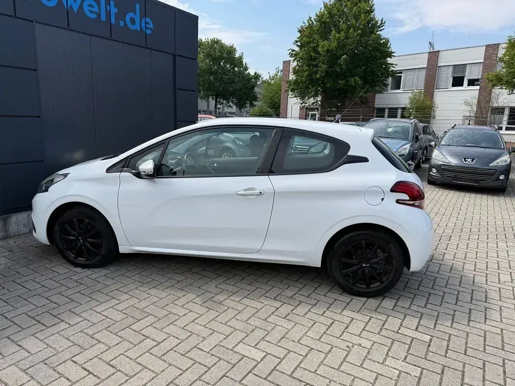 Gebraucht Peugeot 208 Active 68 PS (50 kW) 2015 Weiß Kleinwagen