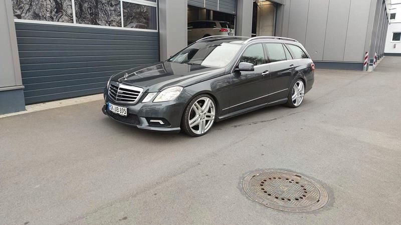 Grau Gebraucht 2010 Mercedes E500 Avantgarde Kombi | 13.500 € (Fairer Preis) - Bild 1/4