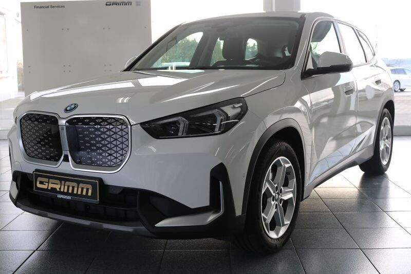 Alpinweiss iii Gebraucht 2023 BMW iX1 Performance SUV | 36.890 € (Guter Preis) - Bild 1/4