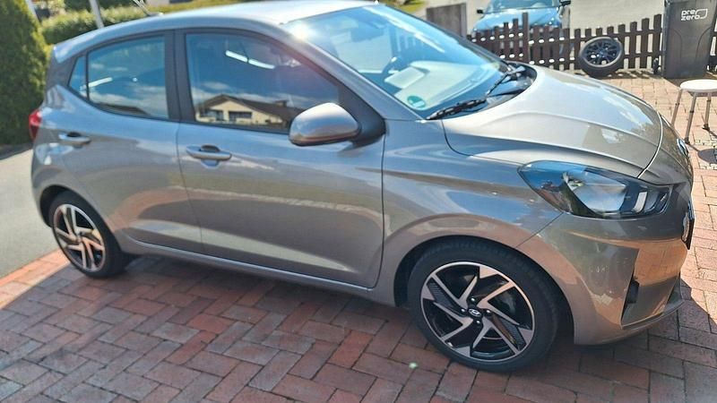 Gebraucht Hyundai i10 Trend 84 PS (61 kW) 2022 Grau Kleinwagen