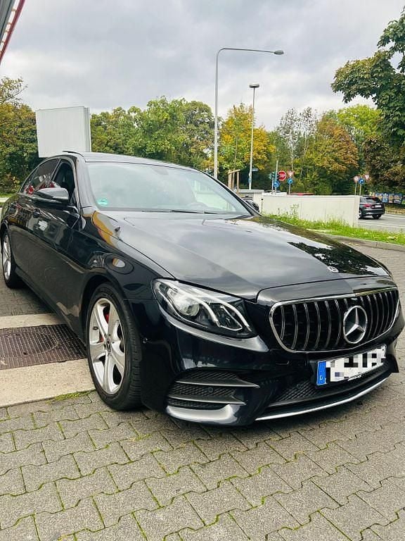 Schwarz Gebraucht 2018 Mercedes E220 AMG line Limousine | 25.500 € (Fairer Preis) - Bild 1/4
