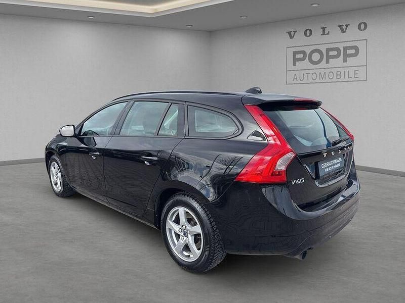 Gebraucht Volvo V60 Kinetic 152 PS (111 kW) 2015 Onyx black / metallic Kombi