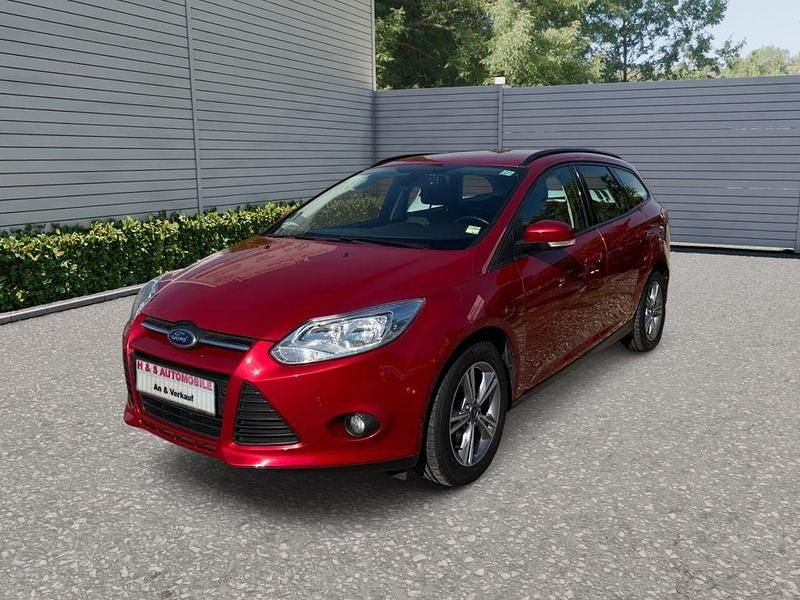 Gebraucht Ford Focus Trend 101 PS (74 kW) 2013 Rot Limousine