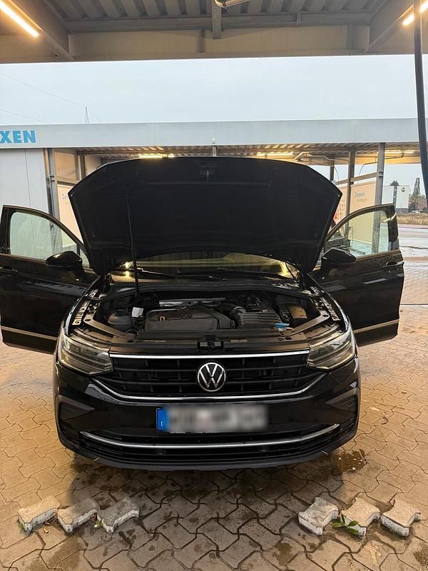 Schwarz Gebraucht 2022 VW Tiguan SUV | 26.000 € (Guter Preis) - Bild 1/4