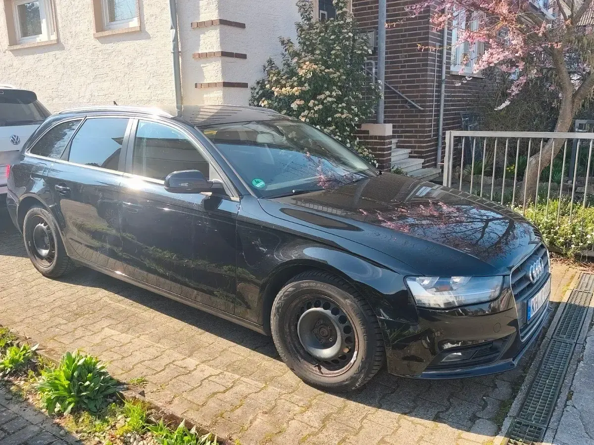 Używany Audi A4 143 KM (105 kW) 2012 Czarny Kombi