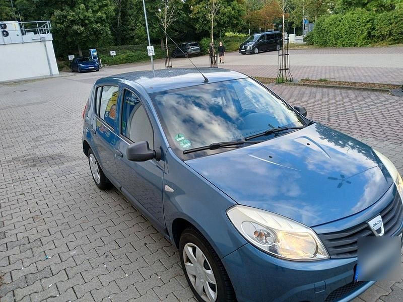 Grau Gebraucht 2009 Dacia Sandero Kleinwagen | 2.000 € (Guter Preis) - Bild 1/4