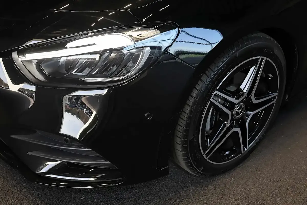 Gebraucht Mercedes B200 AMG 163 PS (119 kW) 2024 Metalliclack kosmosschwarz Kleinwagen