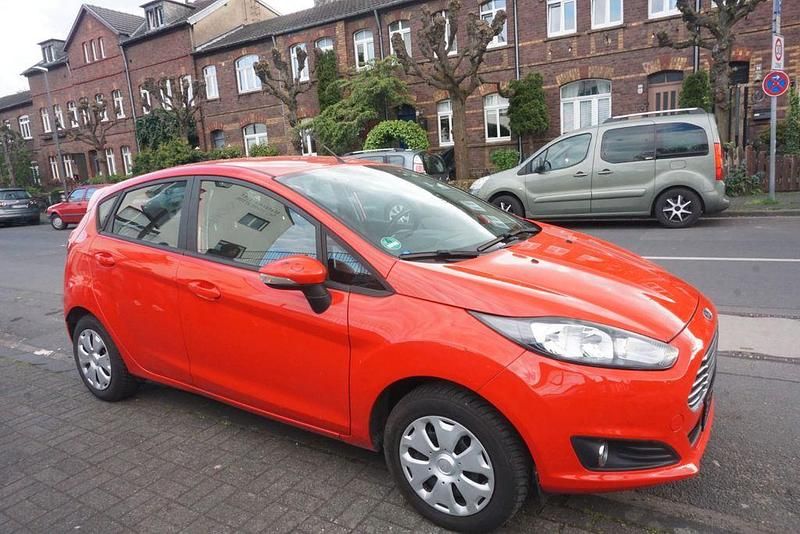 Używany Ford Fiesta Trend 75 KM (55 kW) 2015 Czerwony Sedan/Limuzyna