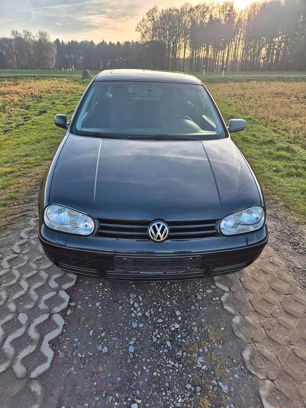 Blau Gebraucht 2001 VW Golf Limousine | 1.300 € (Superpreis) - Bild 1/4