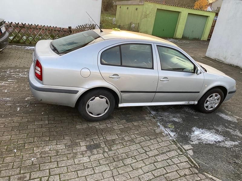 Silber Gebraucht 2002 Skoda Octavia Limousine | 780 € (Guter Preis) - Bild 1/4