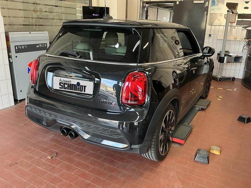 Gebraucht Mini Cooper S Classic 178 PS (130 kW) 2023 (schwarz)  midnight black Kleinwagen