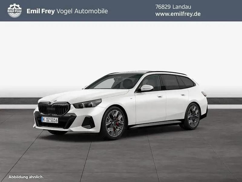 Mineralweiß metallic Neu 2025 BMW 540 Performance Kombi | 79.990 € (Fairer Preis) - Bild 1/3