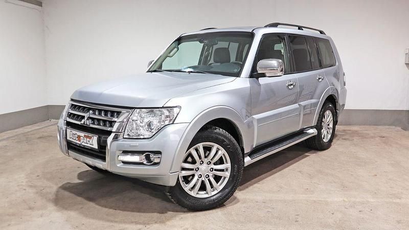 Silber Gebraucht 2016 Mitsubishi Pajero Top SUV | 29.500 € (Etwas zu teuer) - Bild 1/3