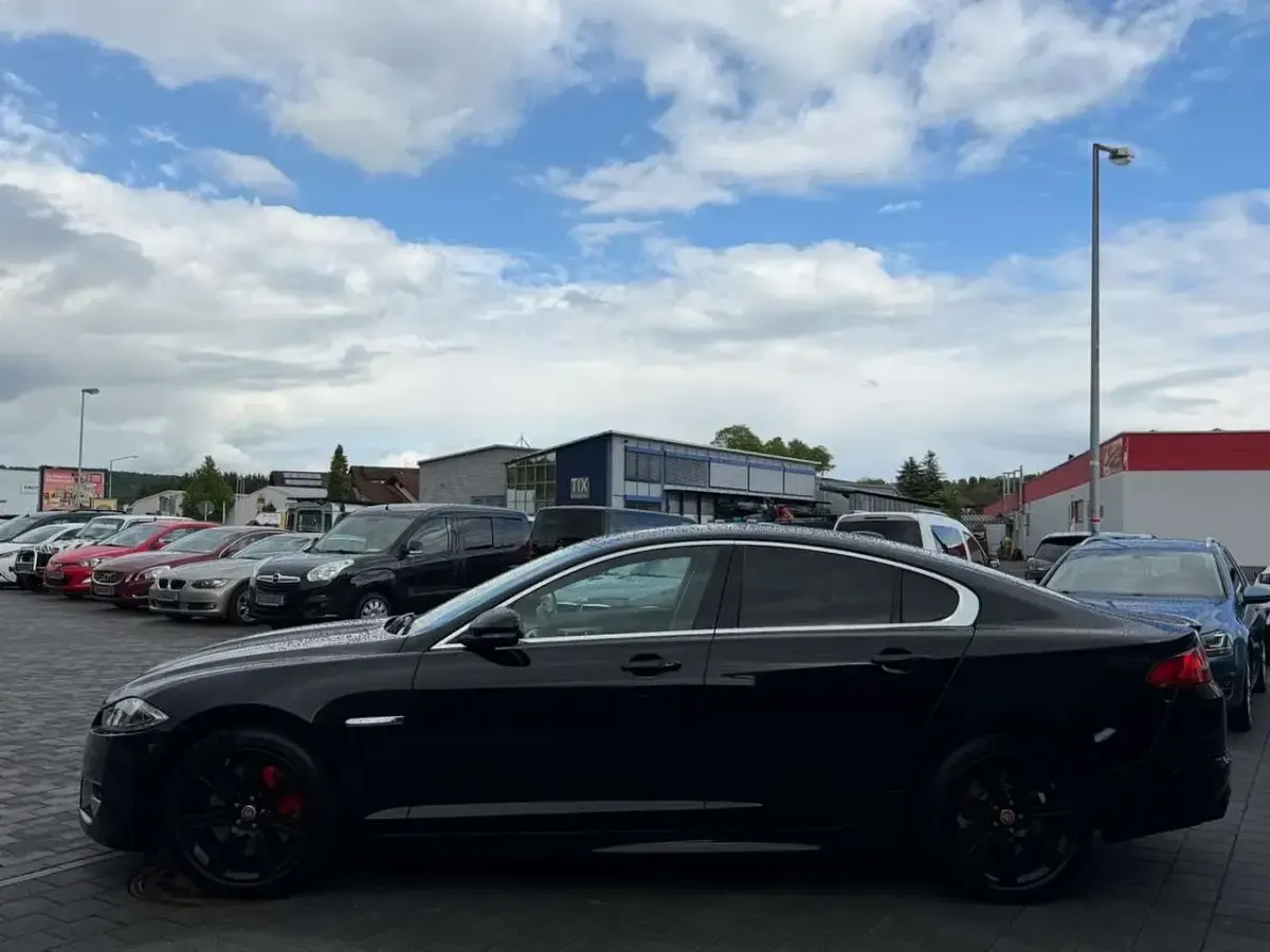 Gebraucht Jaguar XF S 275 PS (202 kW) 2012 Midnight black Limousine