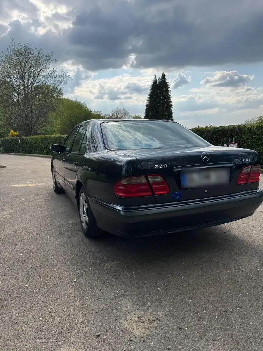 Gebraucht Mercedes E220 150 PS (110 kW) 2001 Schwarz Limousine