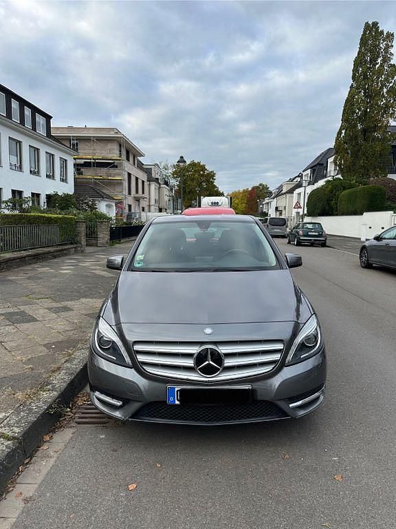 Grau Gebraucht 2011 Mercedes B180 Edition Van / Kleinbus | 8.000 € (Guter Preis) - Bild 1/4