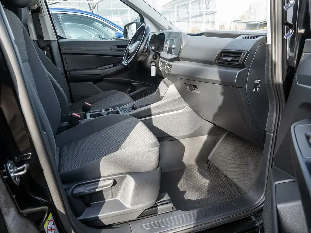 Second-hand VW Caddy Maxi 122 CP (89 kW) 2022 Negru Monovolum