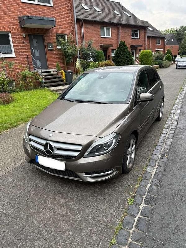 Grau Gebraucht 2012 Mercedes B180 Edition 1 Van / Kleinbus | 10.499 € (Fairer Preis) - Bild 1/4