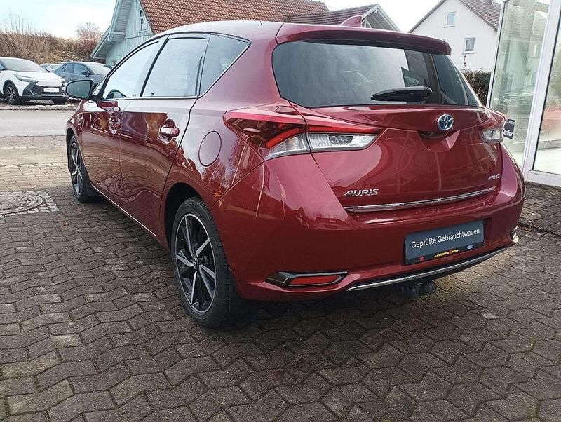 Gebraucht Toyota Auris Hybrid Edition-S 135 PS (99 kW) 2018 Rot Limousine