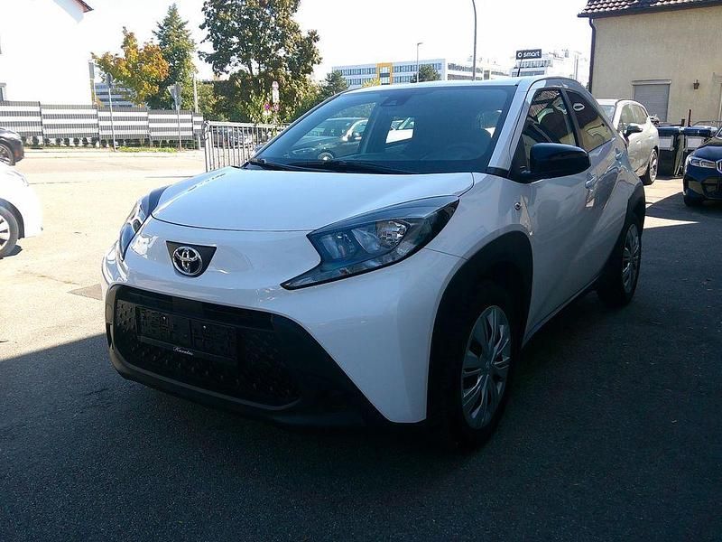 Weiß Gebraucht 2024 Toyota Aygo Business Edition Kleinwagen | 14.990 € (Fairer Preis) - Bild 1/4