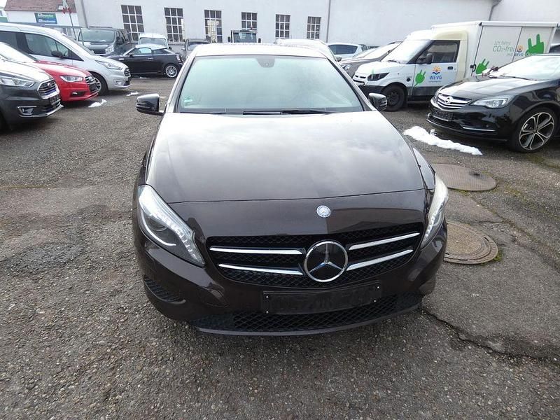 Gebraucht Mercedes A180 Style 109 PS (80 kW) 2014 Braun Limousine