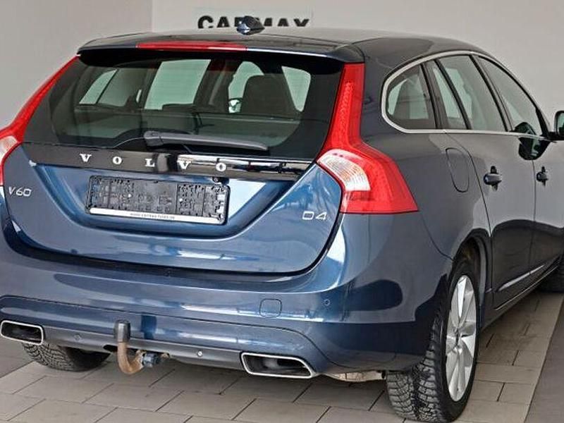 Gebraucht Volvo V60 Momentum 181 PS (133 kW) 2015 Blau Kombi