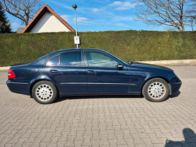 Gebraucht Mercedes E200 163 PS (119 kW) 2004 Blau Limousine