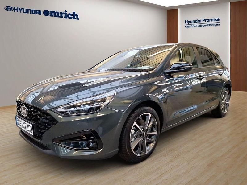 Cypress green Neu 2025 Hyundai i30 Advantage Limousine | 25.790 € (Fairer Preis) - Bild 1/4