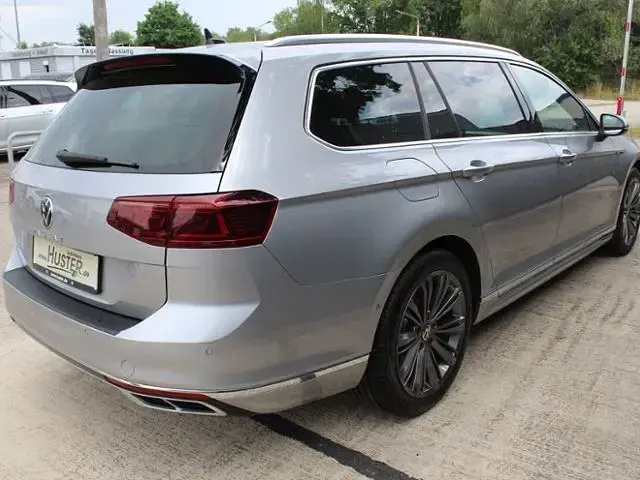 Gebraucht VW Passat Elegance 200 PS (147 kW) 2023 Pyritsilber metallic 7383 (metallic) Kombi