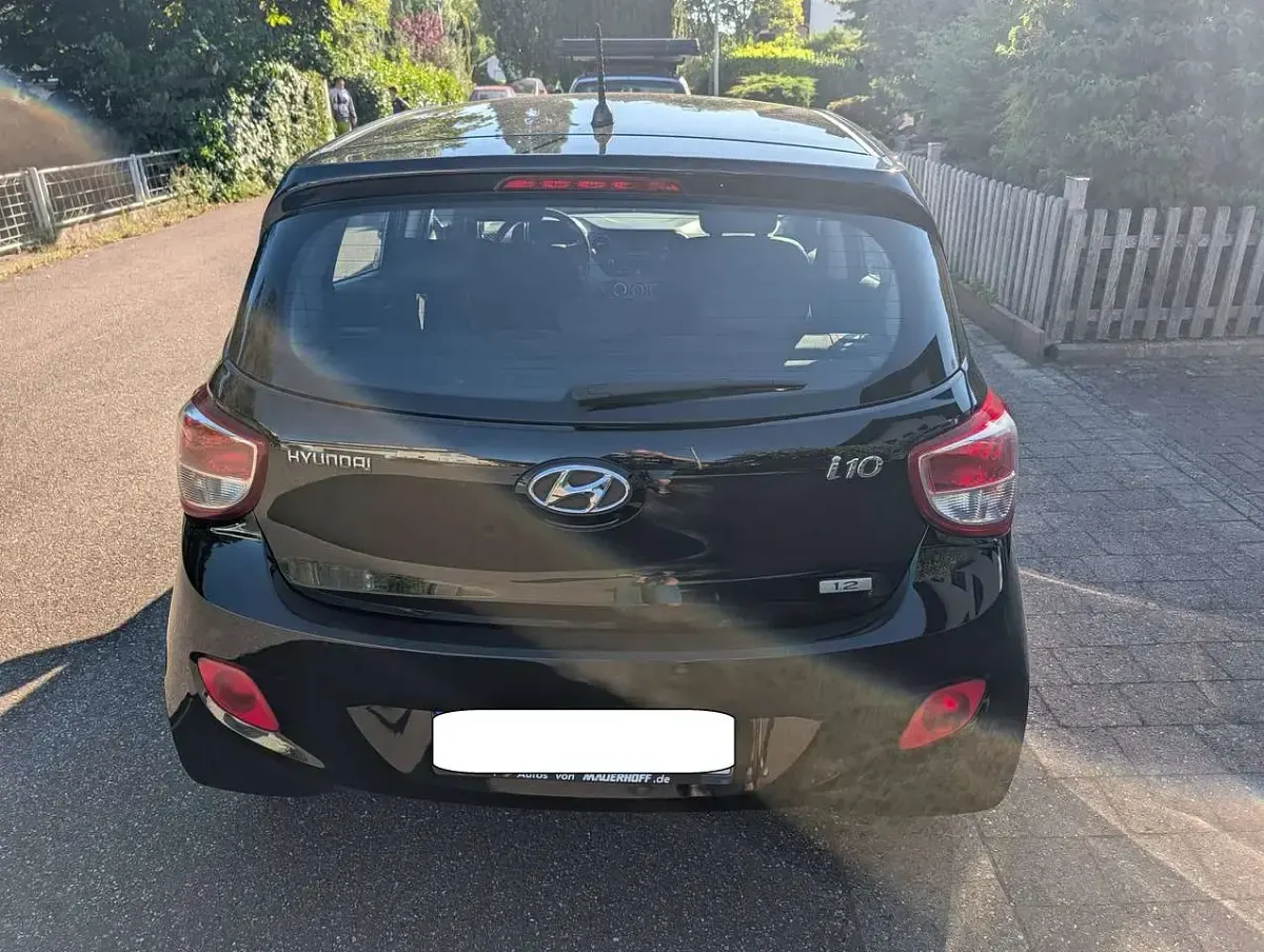 Gebraucht Hyundai i10 Edition 87 PS (63 kW) 2015 Schwarz Kleinwagen