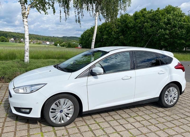Weiß Gebraucht 2016 Ford Focus Trend Limousine | 7.500 € (Fairer Preis) - Bild 1/4