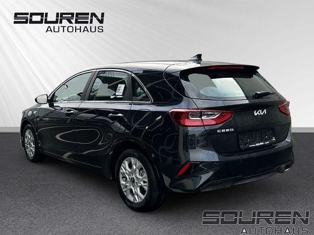 Neu Kia Ceed Comfort 99 PS (72 kW) 2025 (wd) cararraweiss Kleinwagen