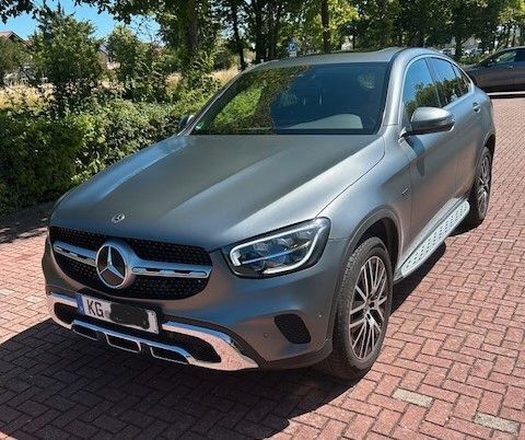 Grau Gebraucht 2021 Mercedes GLC300e Coupé | 45.900 € (Guter Preis) - Bild 1/4